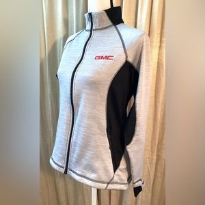 Elevate warm sport fitted jacket with zippered pockets. S